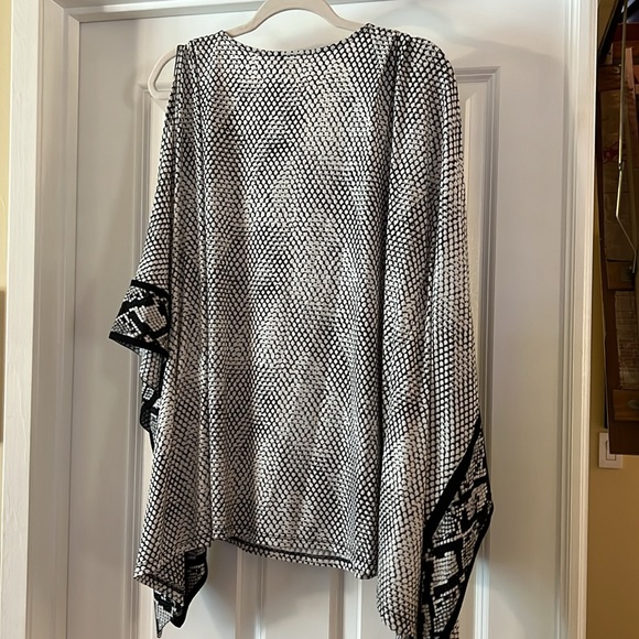 Michael Kors Cold Shoulder Beautiful Drape Blouse Reptile Pattern XL - Picture 6 of 7